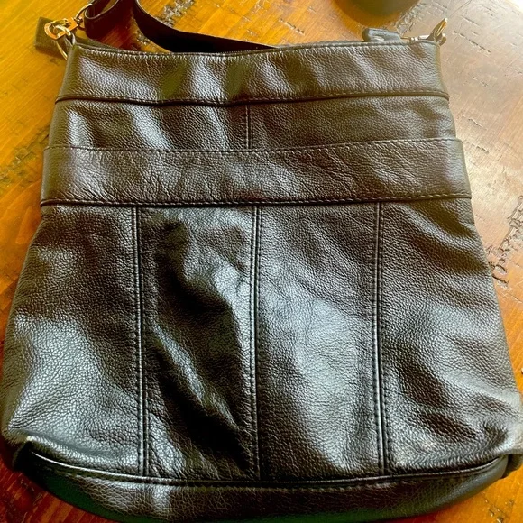(#110) Genuine leather black purse with 11 compartments. - Picture 2 of 10